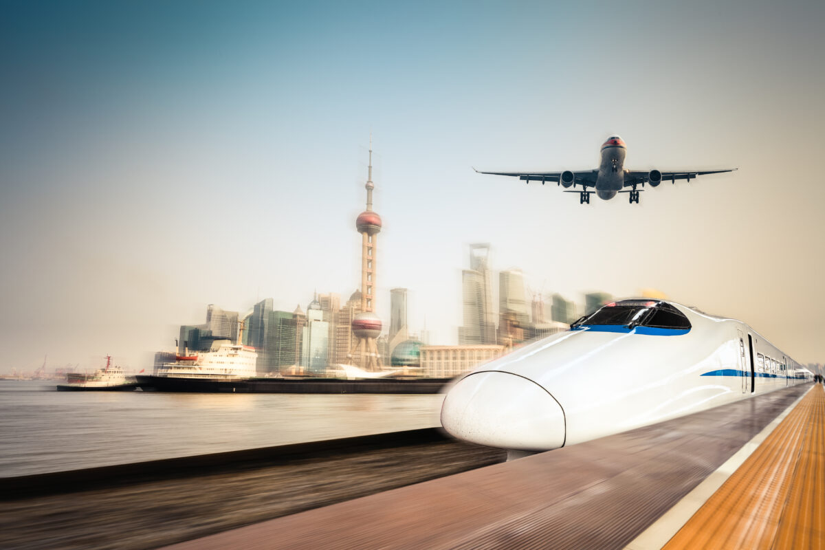 Viaggiare in modo sostenibile tra aereo e treno, cos’è meglio?