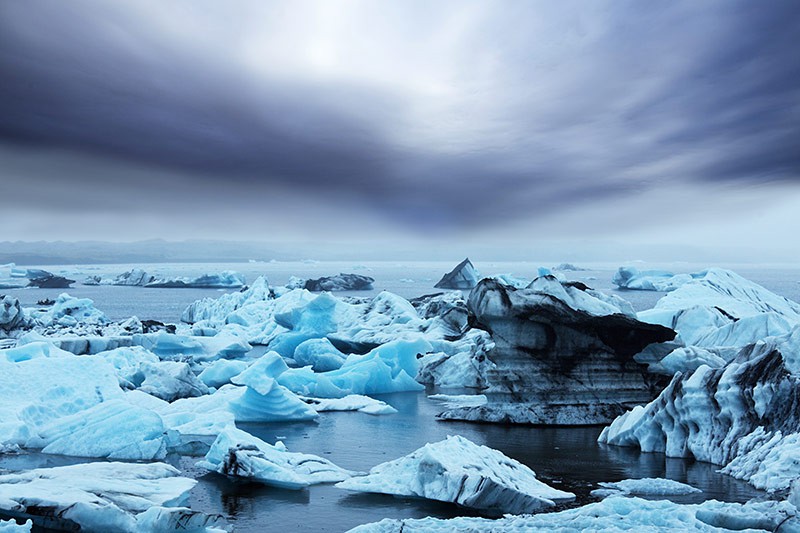 vatnajokull-icebergs-formed-due-to-the-separation-from-vatnajokull-glacier