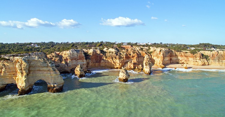 Praia-da-Marinha-iStock