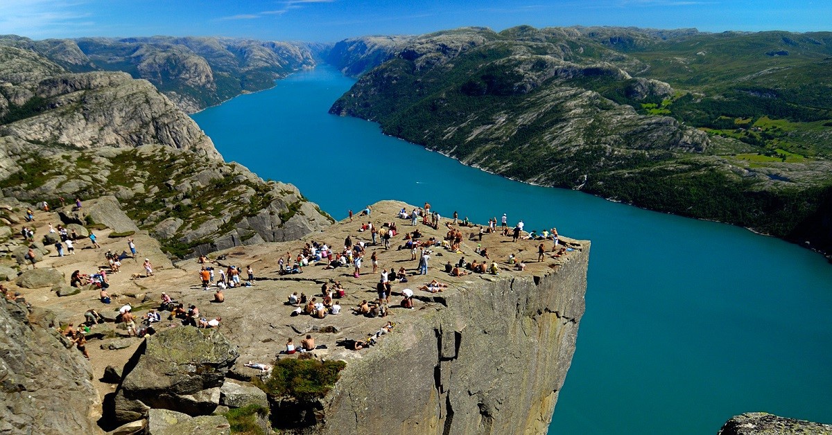 Preikestolen. Una roccia a picco sulla magia dei fiordi norvegesi.