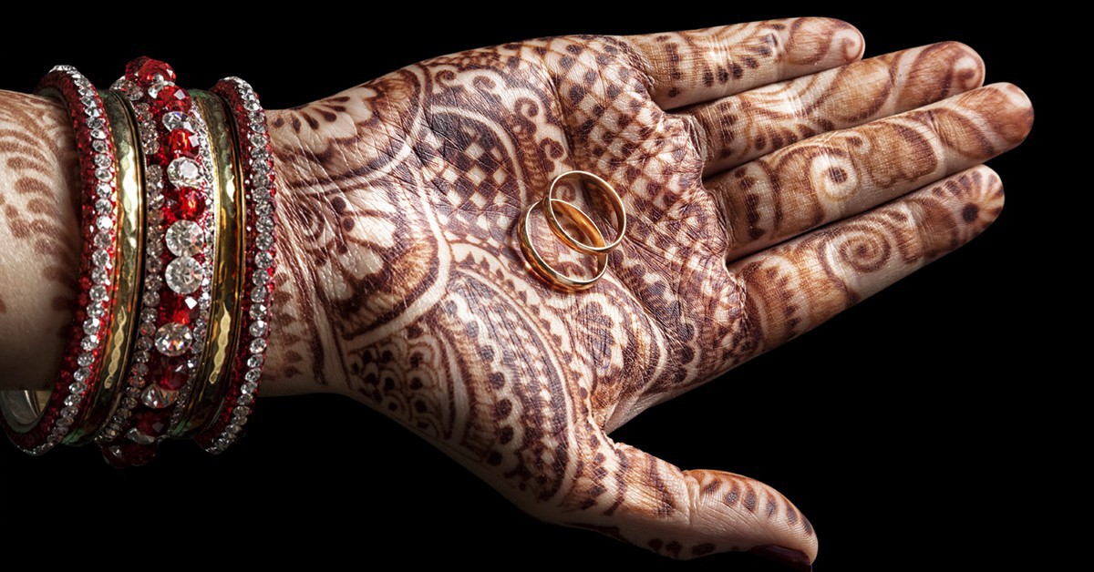 India L’India è il primo paese ad aver sviluppato la tecnica mehndi, ossia i tatuaggi all’henné. La loro importanza culturale è antropologica perché questo tipo di pittura viene utilizzata in occasioni speciali come i matrimoni. Il rituale del matrimonio è considerato completo solo se la sposa si fa dipingere le mani ed i piedi. Per questa funzione la famiglia chiama un astrologo per determinare le possibili difficoltà future all’interno della coppia e solo dopo sceglie il disegno più adatto da tatuare. 