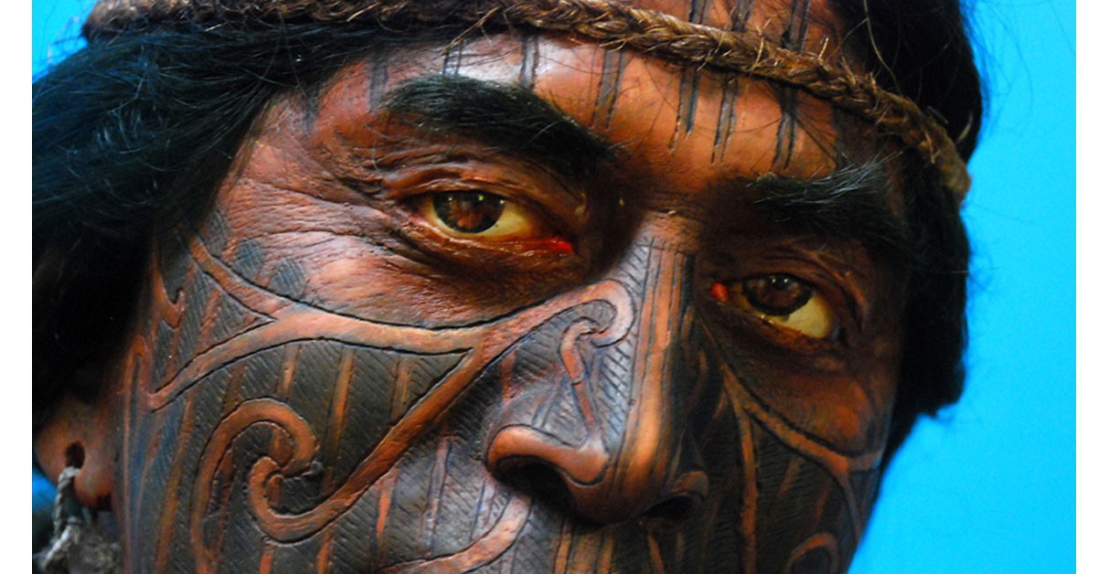Nuova Zelanda Il popolo Maori in Nuova Zelanda è noto per la sua creatività nei tatuaggi tradizionali sul viso, chiamati Moko. La loro funzione era quella di distinguere le diverse classi sociali. Normalmente i disegni riportavano una serie di spirali ed ognuna di essa simboleggiava un livello gerarchico. 