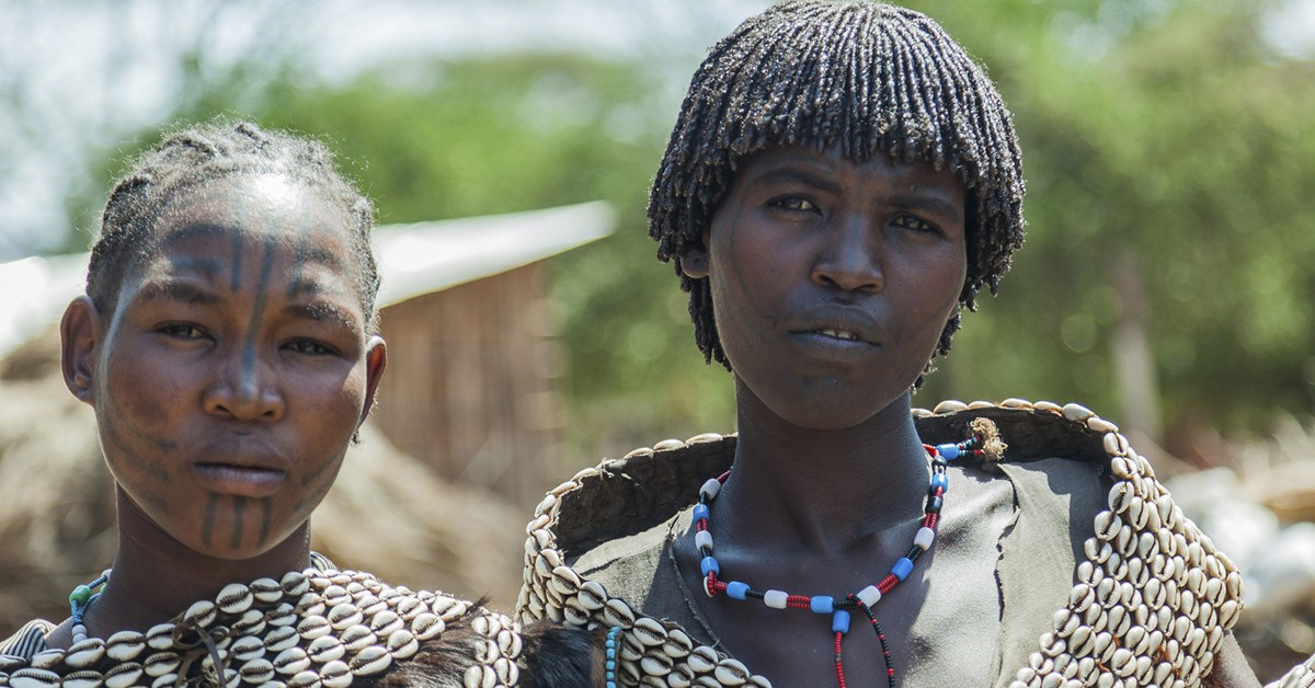 Etiopia In alcuni casi, sembrano cicatrici. In altri sono tatuaggi tradizionali, fatti con tinte naturali, sul viso, come nel caso di queste donne della tribù Tsemay, nella zona di Omo. 