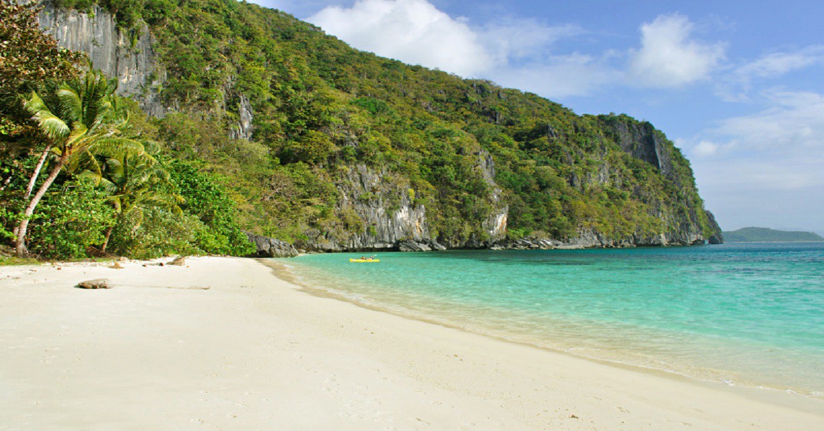 Nove viaggiatori, cinque bottiglie di rum, due tende e una spiaggia tutta per loro nel mezzo delle Filippine.