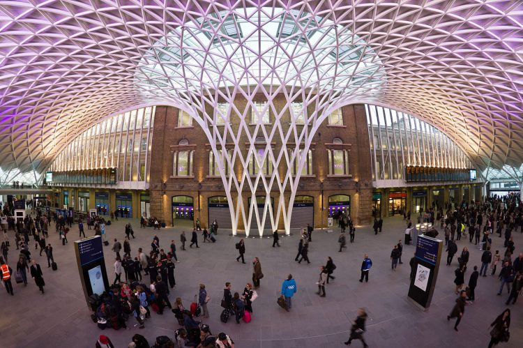 1280px-King's_Cross_Western_Concourse_-_central_position