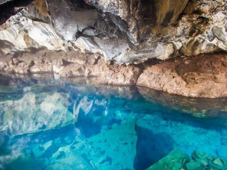  grotta Grjótagjá, in islanda