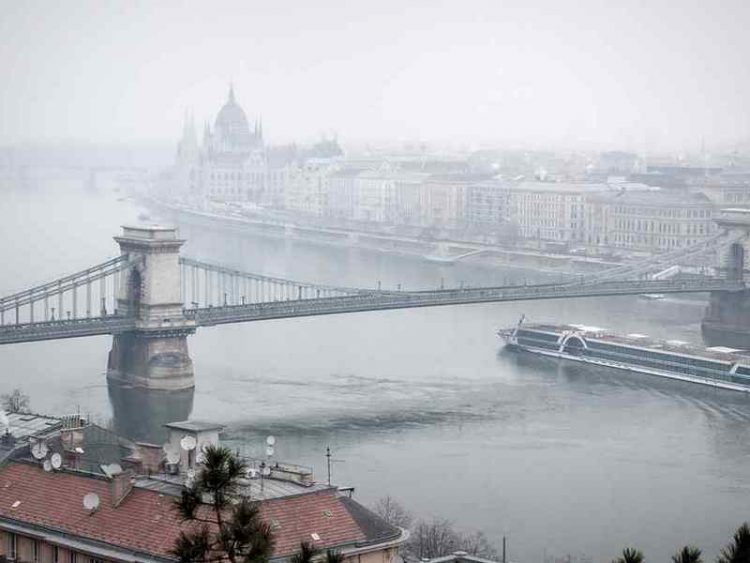 Scarpe sullariva del Danubio: