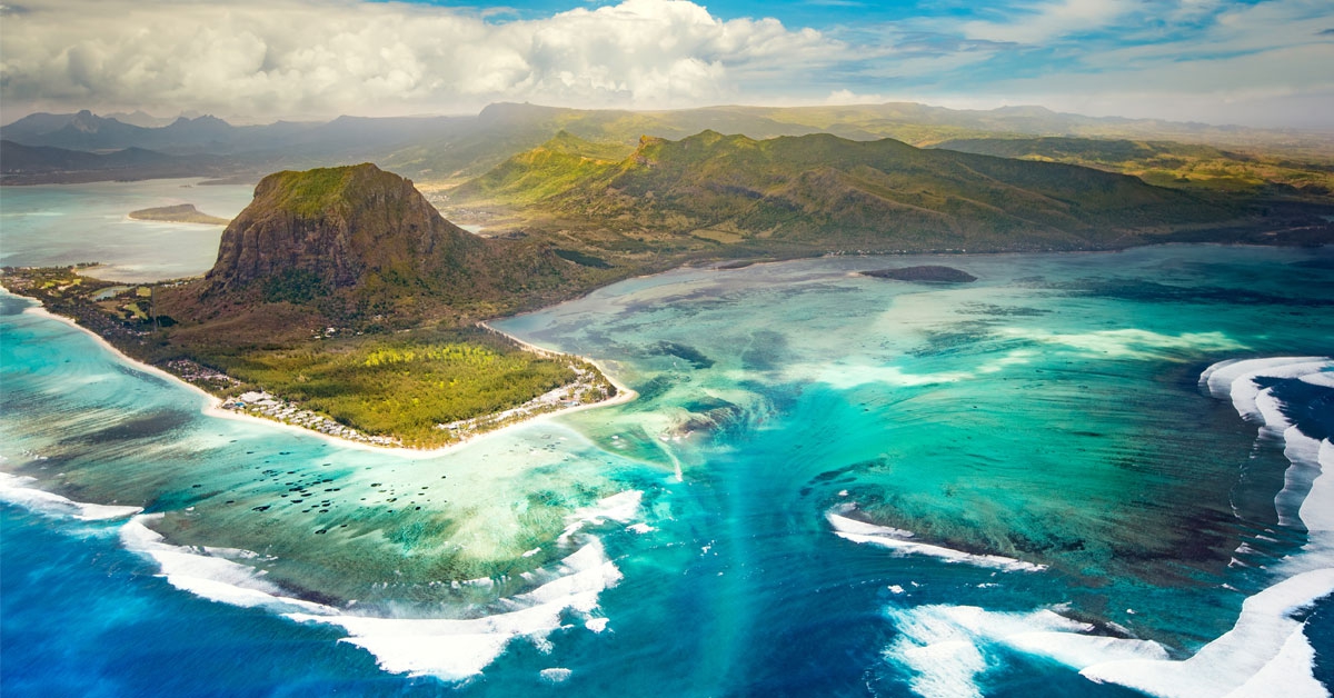 Spettacoli della natura: la “cascata sottomarina” davanti all’isola di Mauritius