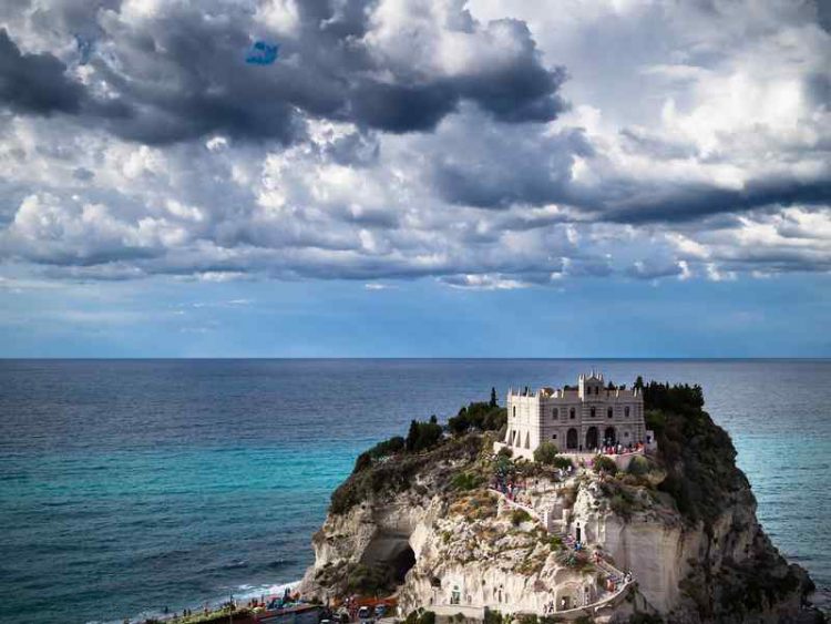 Voglia di mare, i primi bagni di stagione