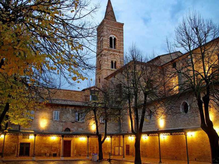 Lo spettacolo dei trampoli ad Urbino, il Palio dei Trampoli dal 16 al 18 Giugno