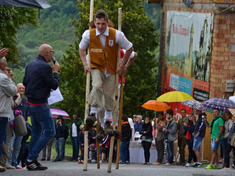 Lo spettacolo dei trampoli ad Urbino, il Palio dei Trampoli dal 16 al 18 Giugno