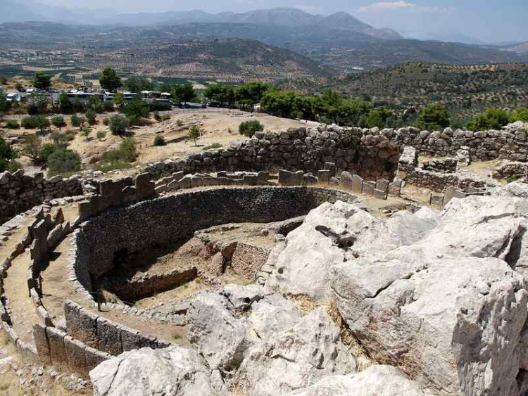 Lindsay Lohan sbarca in Grecia, apre il suo nuovo bar sulle spiagge di Mykonos