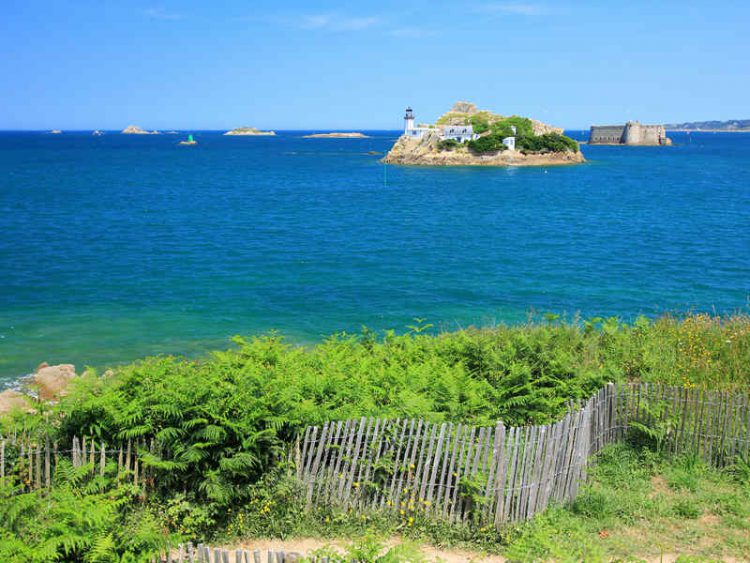 Dormire nel faro di ile louet, al prezzo di un B&b. Un'esperienza unica