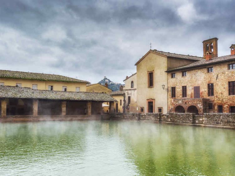 Italia, il fantastico Borgo con vasca termale_