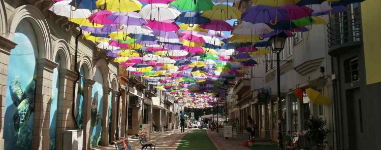 Sigue leyendo La città degli ombrelli fluttuanti, in Portogallo la curiosa iniziativa