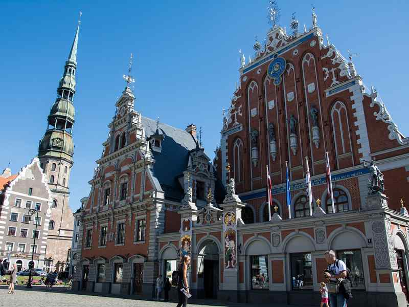 Riga, un viaggio tra storia e modernità sul fiume Daugava