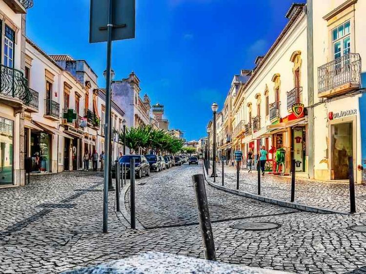 Pista ciclabile lungo il mare