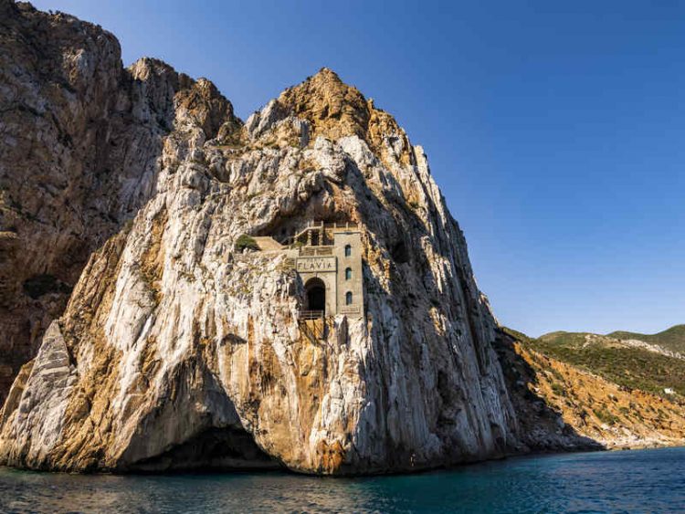 Porto Flavia, in Sardegna la galleria che si affaccia sul mare