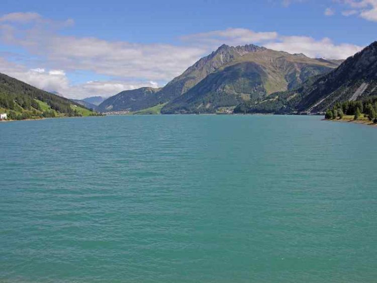 Val Venosta, il campanile sommerso nel lago di Resia