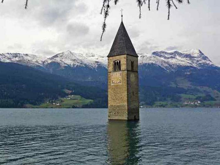 Val Venosta, il campanile sommerso nel lago di Resia